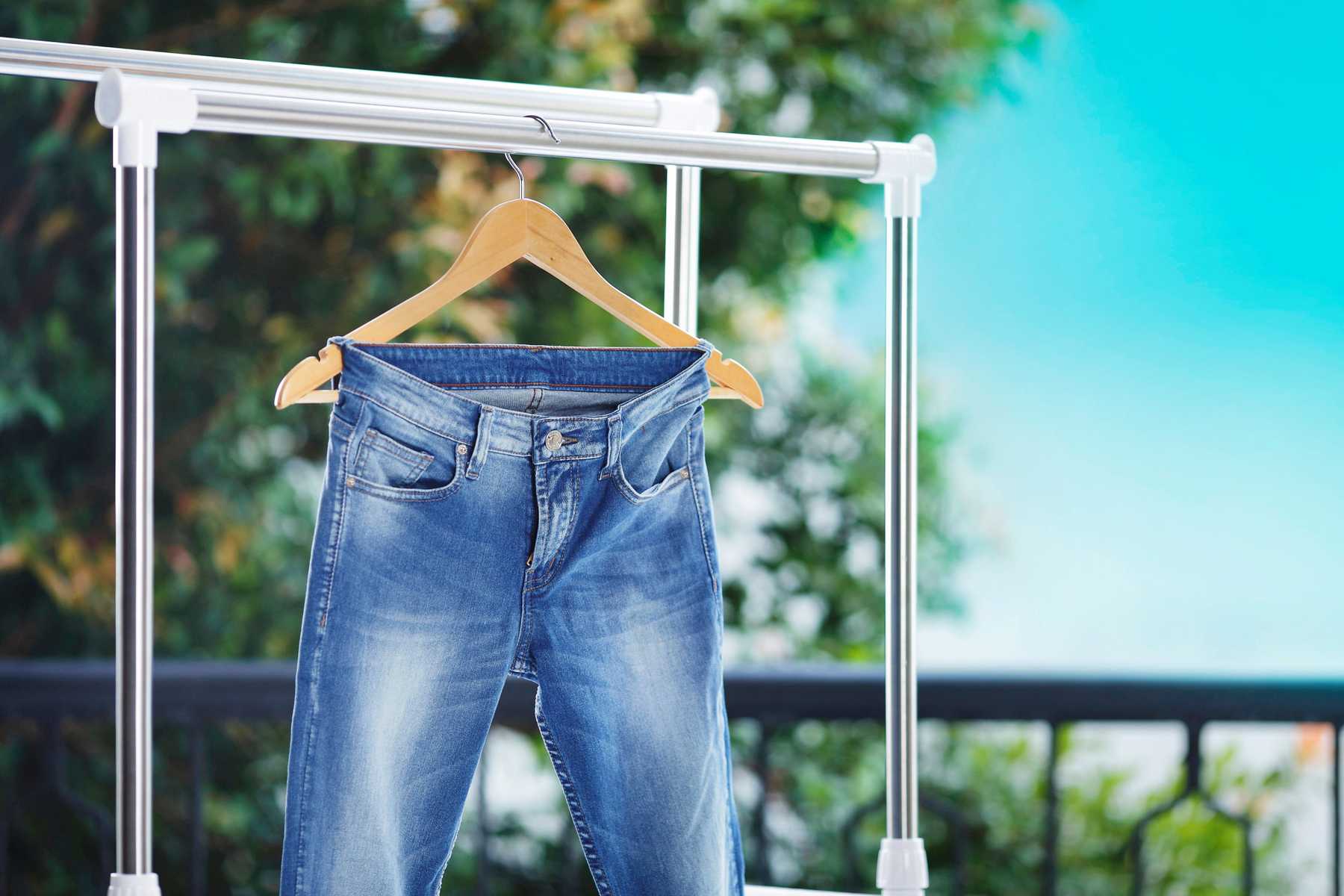 Sử dụng quần jeans đúng cách giúp quần Jeans không bị phai màu hiệu quả